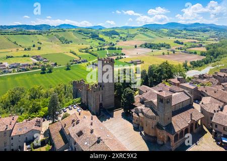 Luftaufnahme der mittelalterlichen Burg und der Stadt Castell'Arquato im Frühling, Arda-Tal, Emilia-Romagna, Italien, Europa, Stockfoto