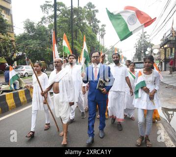 Patna, Indien. August 2024. PATNA, INDIEN - 9. AUGUST: Künstler verkleiden Mahatma Gandhi und Bhimrao Ambedkar nehmen am Tiranga-Marsch während des Programms „Ek Bharat Shreshtha Bharat“ am 9. August 2024 in Patna, Indien, Teil. (Foto: Santosh Kumar/Hindustan Times/SIPA USA) Credit: SIPA USA/Alamy Live News Stockfoto