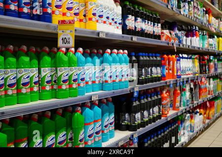 Bukarest, Rumänien - 23. Mai 2024: Reinigungsprodukte einschließlich der Marke Domestos in Regalen in einem Carrefour-Supermarkt Stockfoto