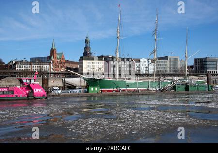 Europa, Deutschland, Hansestadt Hamburg, St. Pauli Landungsbrücken, Hafen, Blick über die Elbe auf die Rickmer Rickmers und den Michel, Winter, Elbe, Eisschollen Stockfoto