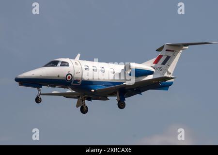 Ein RAF Embraer Phenom auf dem Weg zur RAF Fairford für die Royal International Air Tattoo 2024. Stockfoto