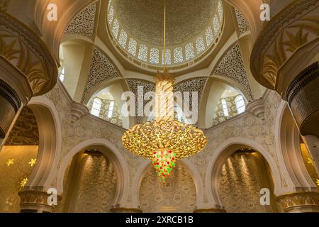 Gebetssaal, Innenraum mit Kronleuchter, Scheich-Zayed-Moschee, große Moschee, Abu Dhabi, Vereinigte Arabische Emirate, Asien Stockfoto