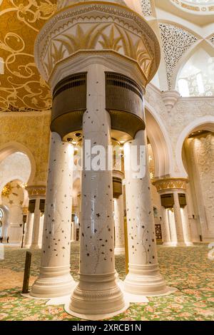 Dekorierte Säulen im Gebetssaal, Scheich-Zayed-Moschee, große Moschee, Abu Dhabi, Vereinigte Arabische Emirate, Asien Stockfoto