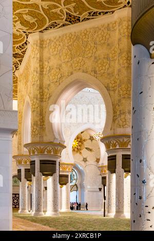 Gebetssaal, größter handgeknüpfter Teppich der Welt, Scheich-Zayed-Moschee, große Moschee, Abu Dhabi, Vereinigte Arabische Emirate, Asien Stockfoto