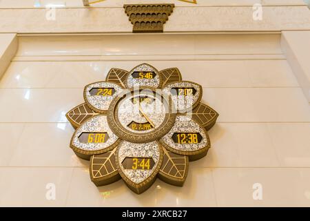 Die Uhr zeigt die islamischen Gebetszeiten, die Scheich-Zayed-Moschee, Abu Dhabi, die Vereinigten Arabischen Emirate, Asien Stockfoto