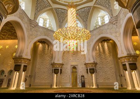 Gebetssaal, Innenraum mit Kronleuchter, Scheich-Zayed-Moschee, große Moschee, Abu Dhabi, Vereinigte Arabische Emirate, Asien Stockfoto