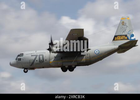 Die griechische Luftwaffe Herkules kommt bei der Royal International Air Tattoo 2024 an. Stockfoto