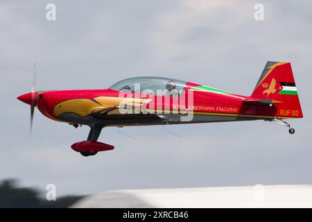 Einer der jordanischen Falken, die bei der Royal International Air Tattoo 2024 abheben. Stockfoto