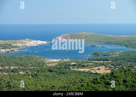 Blick vom Monte Toro auf die Bucht von Fornells, Menorca, das Mittelmeer, die Balearen, die Balearen, Spanien Stockfoto