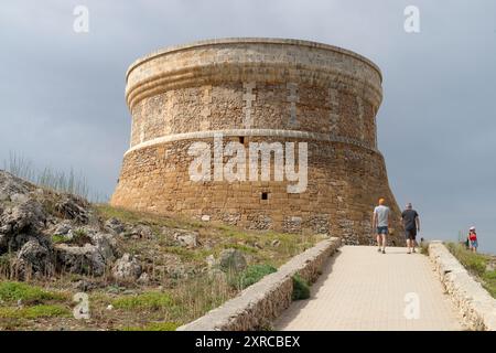 Blick auf den Turm Torre de Fornells am Cap de Fornells, Fornells, Menorca, Mittelmeer, Balearen, Islas Baleares, Spanien Stockfoto