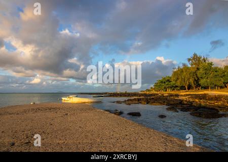 Landschaft mit Blick über einen kleinen Hafen mit Fischerbooten bei Sonnenuntergang am Kap Malheureux, Mauritius Stockfoto