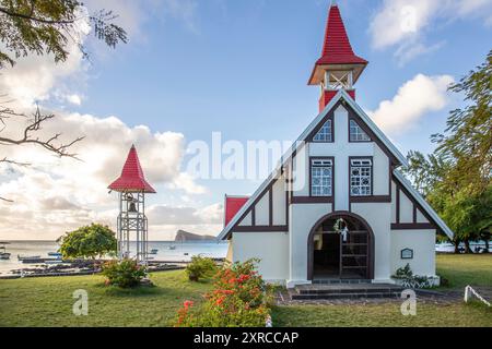 Eine kleine Kirche mit rotem Dach in Notre-Dame Auxiliatrice de Cap Malheureux, Mauritius Stockfoto