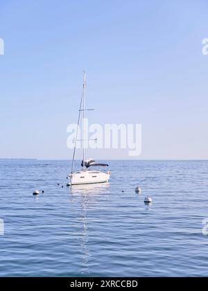 Verankertes Segelboot im Hafen von Doelan, Departement Finistere, Bretagne, Frankreich Stockfoto