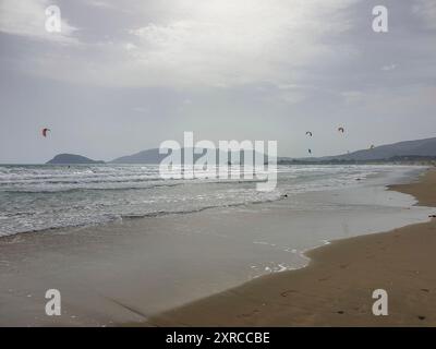 Wolken am Strand, Blick auf das Meer mit Kitesurfern am Laganas Beach, Ionische Insel, Zakynthos, Griechenland Stockfoto