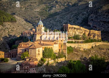 Panoramablick vom Schloss aus auf das künstlerische historische Zentrum von Albarracn, Teruel, Aragon, Spanien, beleuchtet mit den letzten goldenen Strahlen des Sonnenuntergangs Stockfoto