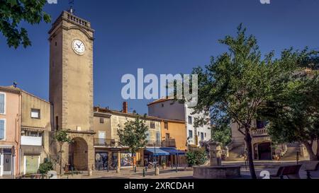 Die Tour de l’Horloge in Nissan lez Enserune wurde 1731 erbaut und diente als einer der Eingänge zur Altstadt. Stockfoto