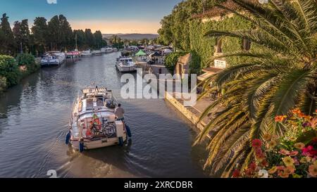 Canal du Midi in Le Somail. Der Kanal gehört zum UNESCO-Weltkulturerbe und wurde 1681 fertiggestellt. Er wurde von Pierre Paul Riquet entworfen. Stockfoto