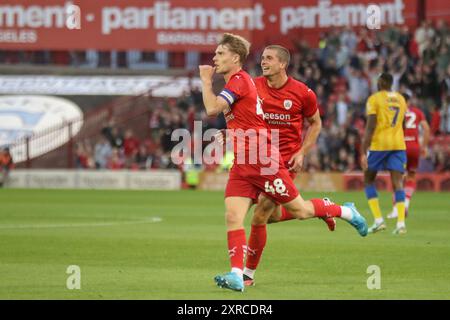 Barnsley, Großbritannien. August 2024. Luca Connell aus Barnsley feiert sein Ziel, es 1-2 während des Spiels Barnsley gegen Mansfield Town in Oakwell, Barnsley, Vereinigtes Königreich, 9. August 2024 (Foto: Alfie Cosgrove/News Images) in Barnsley, Vereinigtes Königreich, am 9. August 2024. (Foto: Alfie Cosgrove/News Images/SIPA USA) Credit: SIPA USA/Alamy Live News Stockfoto