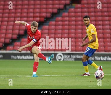 Barnsley, Großbritannien. August 2024. Luca Connell aus Barnsley erzielte 1-2 Punkte während des Spiels Barnsley gegen Mansfield Town in Oakwell, Barnsley, Vereinigtes Königreich, 9. August 2024 (Foto: Alfie Cosgrove/News Images) in Barnsley, Vereinigtes Königreich am 9. August 2024. (Foto: Alfie Cosgrove/News Images/SIPA USA) Credit: SIPA USA/Alamy Live News Stockfoto