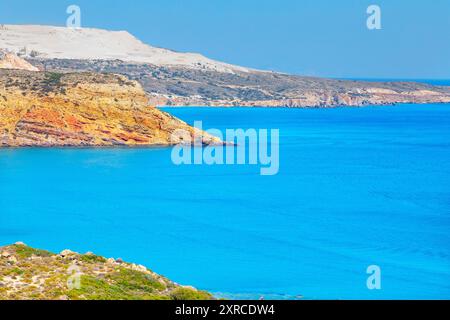 Blick auf die Bucht von Provatas, die Insel Milos, die Kykladen, Griechenland Stockfoto