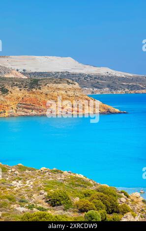 Blick auf die Bucht von Provatas, die Insel Milos, die Kykladen, Griechenland Stockfoto