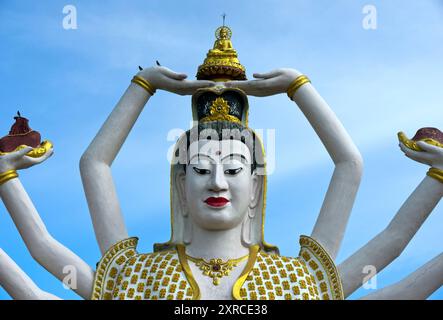 Porträt, achtzehnarmige Guanyin-Statue, buddhistischer Tempel Wat Plai Laem, Koh Samui, Thailand Stockfoto