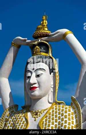 Porträt, achtzehnarmige Guanyin-Statue, Wat Plai Laem buddhistischer Tempel, Koh Samui, Thailand Stockfoto