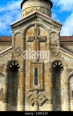 Reich verzierte fünfbogige Ostfassade mit Kreuz, verzierten Fenstern und zwei Raupen der Kreuzkuppelkirche Samtavisi, Samtavisi, Innere Kartlia, Georgien Stockfoto