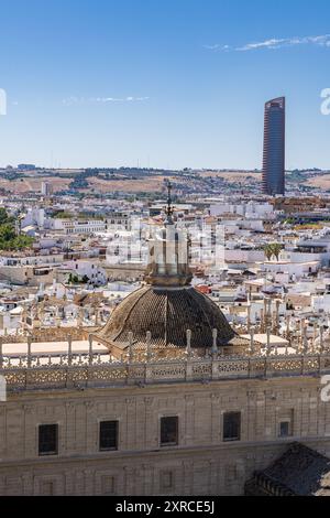 Casco Antiguo, Sevilla, Provinz Sevilla, Andalusien, Spanien. Blick von der Dachterrasse auf die Kathedrale von Sevilla. Stockfoto