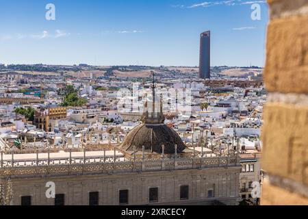 Casco Antiguo, Sevilla, Provinz Sevilla, Andalusien, Spanien. Blick von der Dachterrasse auf die Kathedrale von Sevilla. Stockfoto