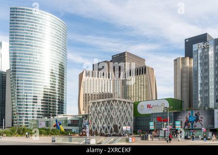 Paris, Frankreich - 4. August 2024: Moderne Wolkenkratzer und Einkaufszentrum Westfield Les 4 Temps in La Defense Stockfoto