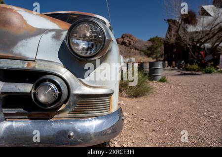 Nahaufnahme einer rostigen, verwitterten Frontplatte eines alten amerikanischen Oldtimers Stockfoto