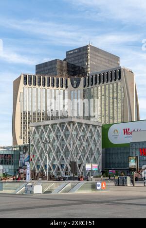 Paris, Frankreich - 4. August 2024: Moderne Wolkenkratzer und Einkaufszentrum Westfield Les 4 Temps in La Defense Stockfoto
