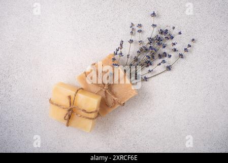 Handgefertigte Seifenriegel mit Lavendelblüten. Natürliche Additive und Extrakte. Stockfoto