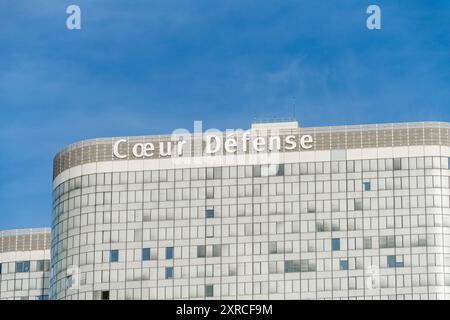 Paris, Frankreich - 4. August 2024: Nahaufnahme der Fassade des Coeur Defense Gebäudes in La Defense Stockfoto