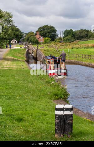 Das Schmalboot des Kanals führt durch Hurleston Schleusen Cheshire auf dem Llangollen-Kanal, nachdem es den Shropshire union Kanal an seiner Kreuzung verlassen hat. Stockfoto