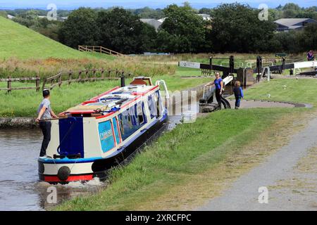 Canal Narrowboat, das durch Hurleston Schleusen auf dem Llangollen Kanal vor der Kreuzung mit dem Shropshire union Kanal fährt Stockfoto