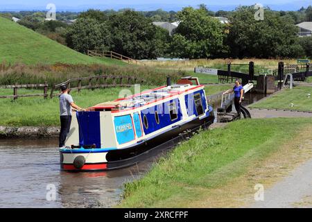 Canal Narrowboat, das durch Hurleston Schleusen auf dem Llangollen Kanal vor der Kreuzung mit dem Shropshire union Kanal fährt Stockfoto