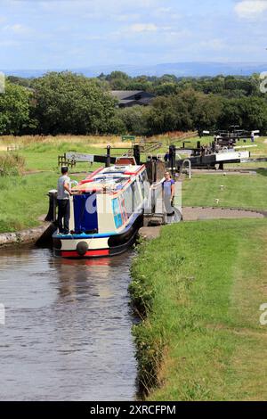 Canal Narrowboat, das durch Hurleston Schleusen auf dem Llangollen Kanal vor der Kreuzung mit dem Shropshire union Kanal fährt Stockfoto