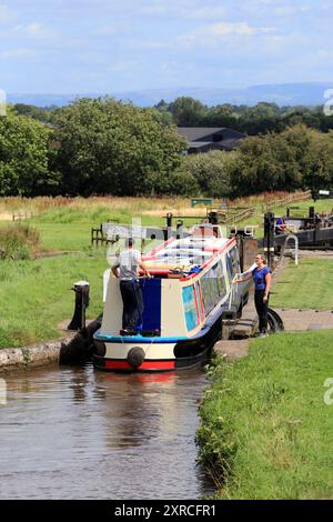 Canal Narrowboat, das durch Hurleston Schleusen auf dem Llangollen Kanal vor der Kreuzung mit dem Shropshire union Kanal fährt Stockfoto