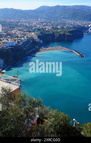 SORRENT, ITALIEN - 23. März 2024 - Tagesblick auf Sorrent, eine Küstenstadt im Südwesten Italiens, mit Blick auf die Bucht von Neapel auf der nahe gelegenen Sorrentiner Halbinsel Stockfoto