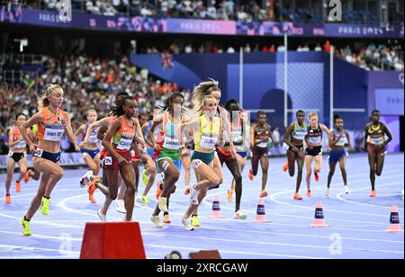 August 2024; Olympische Spiele in Paris, Stade de France, Paris, Frankreich, Tag 14; Leichtathletik-Abendveranstaltung, 000 m Finale der Frauen, die Teilnehmer starten das Rennen Stockfoto