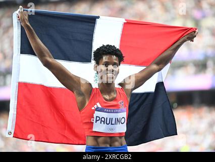 August 2024; Olympische Spiele in Paris, Stade de France, Paris, Frankreich, Tag 14; Leichtathletik-Abendveranstaltung, 400-m-Finale der Frauen, PAULINO Marileidy aus der Dominikanischen Republik feiert den Gewinn der Goldmedaille und stellt in 41,87 Sekunden einen neuen Olympischen Rekord auf Stockfoto