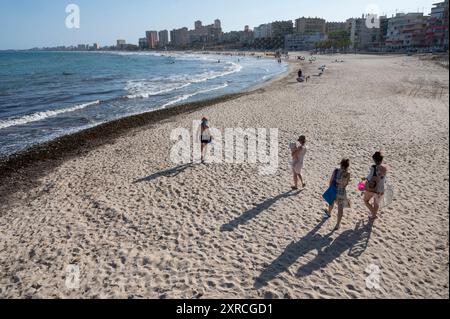 Alicante, Spanien. August 2024. Die Leute schlendern entlang des Campello Beach in Alicante. Quelle: SOPA Images Limited/Alamy Live News Stockfoto