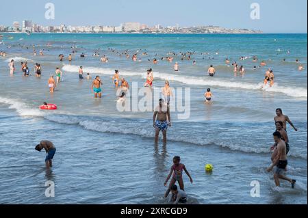 Alicante, Spanien. August 2024. Am Strand El Postiguet in Alicante schwimmen und spielen die Leute. Quelle: SOPA Images Limited/Alamy Live News Stockfoto