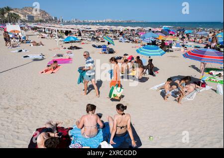 Alicante, Spanien. August 2024. Die Leute sonnen sich und schwimmen am Strand El Postiguet in Alicante. Quelle: SOPA Images Limited/Alamy Live News Stockfoto