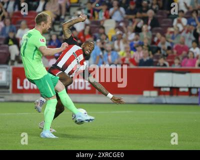 London, Großbritannien. August 2024. London, England, 09. August 2024: Maximilian Arnold (27 VfL Wolfsburg) räumt den Ball von Ivan Toney (17 Brentford) während des Freundschaftsspiels zwischen Brentford und VfL Wolfsburg im Gtech Community Stadium in London. (Jay Patel/SPP) Credit: SPP Sport Press Photo. /Alamy Live News Stockfoto