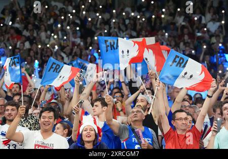 Paris, Frankreich. August 2024. Französische Fans jubeln beim Halbfinale der Frauen in Paris 2024 in der Bercy Arena in Paris, Frankreich, am Freitag, den 9. August 2024. Foto: Richard Ellis/UPI Credit: UPI/Alamy Live News Stockfoto