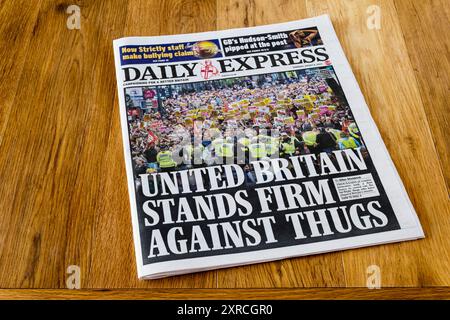 8. August 2024. Die Schlagzeile im Daily Express ist, dass Großbritannien nach der antifaschistischen Reaktion auf rechtsextreme Unruhen hart gegen Gangster steht. Stockfoto