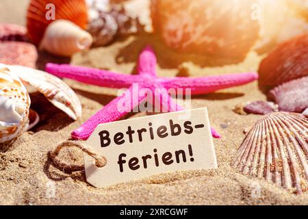 9. August 2024: Firmenurlaub, Schild mit Schriftzug im Sand am Strand neben einem Seestern. Urlaub im Betrieb Konzept. FOTOMONTAGE *** Betriebsferien, Schild mit Schriftzug im Sand am Strand neben einem Seestern. Urlaub im Betrieb Konzept. FOTOMONTAGE Stockfoto